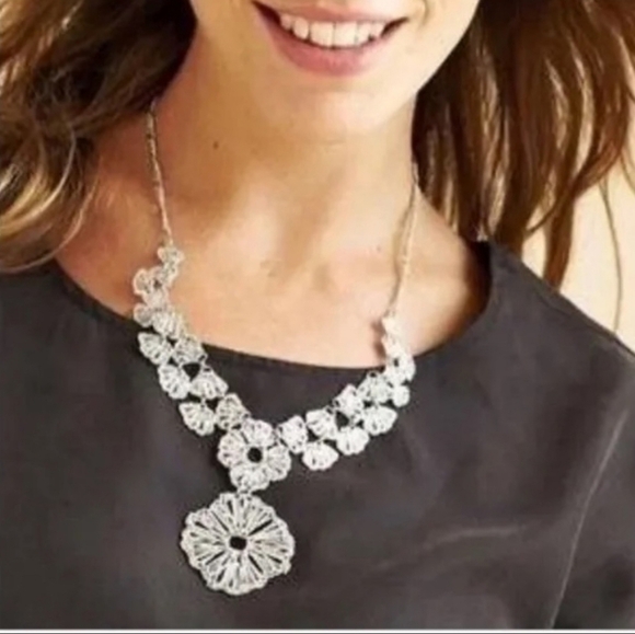 Stella & Dot Silver Geneve Floral Lace Pendant Necklace 18" - Picture 6 of 6